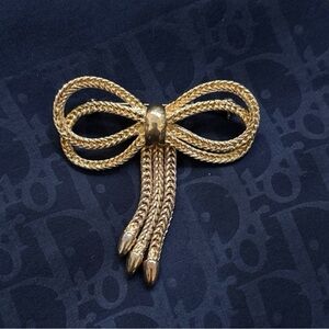 Elegant Gold Bow Brooch